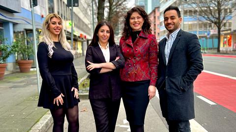 Souzan Nassri, Tamriko Shoshyashvili, Olena Iskorostenska und Haytham Abu Taleb (v.l.n.r.) - vier von sechs Redakteurinnen und Redakteurinen bei Amal Frankfurt.