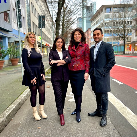 Souzan Nassri, Tamriko Shoshyashvili, Olena Iskorostenska und Haytham Abu Taleb (v.l.n.r.) - vier von sechs Redakteurinnen und Redakteurinen bei Amal Frankfurt.