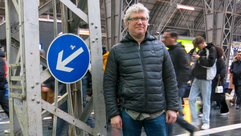 Ein Mann mit schwarzer Jacke steht im Frankfurter Hauptbahnhof.