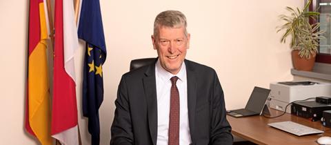 Der neue Präsident des hessischen Landeskriminalamts (HLKA), Andreas Röhrig, sitzt am Schreibtisch.