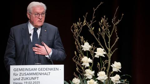 Frank-Walter Steinmeier am Rednerpult auf der Gedenkveranstaltung fünf Jahre nach dem Anschlag in Hanau