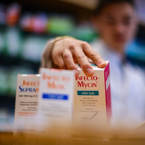 Ein Mitarbeiter einer Apotheke greift nach einer Packung Antibiotikasaft «Infectomycin» für Kinder. 