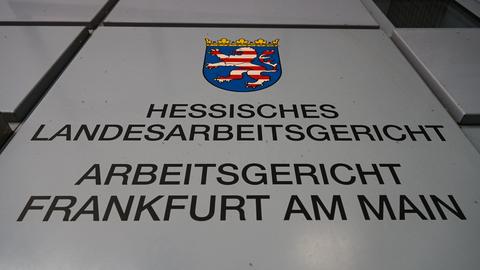 Schild am Arbeitsgericht Frankfurt mit Aufschrift Arbeitsgericht Frankfurt 