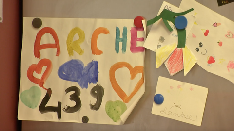 An einem Kühlschrank hängt ein von Kindern gemaltes Bild - Aufschrift: Arche