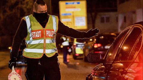 Ein Polizist kontrolliert einen Autofahrer