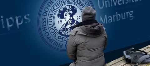 Eine Person sitzt auf einer Bank, sie ist nur von hinten zu sehen. Hinter ihr großflächig das Logo der Uni Marburg, so als würden sich das Logo und die Person anschauen.