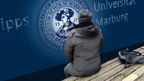 Eine Person sitzt auf einer Bank, sie ist nur von hinten zu sehen. Hinter ihr großflächig das Logo der Uni Marburg, so als würden sich das Logo und die Person anschauen.