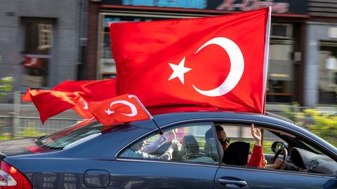 Auto mit türkischen Fahnen