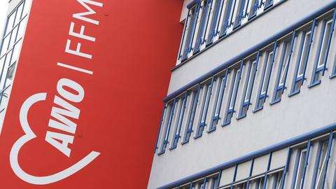 Das Bürogebäude des AWO Kreisverbandes in Frankfurt. An der roten Hauswand steht in großen Lettern "AWO FFM".