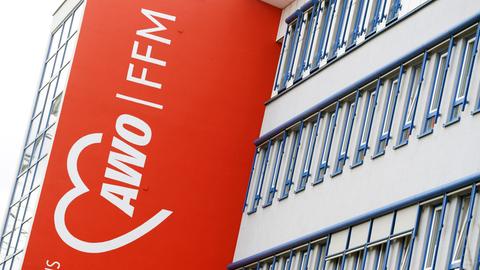 Das Bürogebäude des AWO Kreisverbandes in Frankfurt. An der roten Hauswand steht in großen Lettern "AWO FFM".