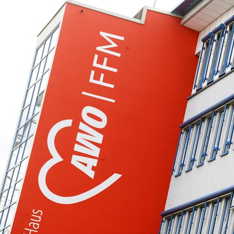 Das Bürogebäude des AWO Kreisverbandes in Frankfurt. An der roten Hauswand steht in großen Lettern "AWO FFM".