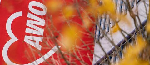 Geschäftsstelle der Arbeiterwohlfahrt (AWO) in Frankfurt hinter Zweigen eines Baumes