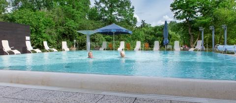 Zwei Frauen schwimmen im Außenbecken