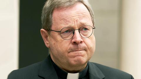 Der Limburger Bischof Bätzing verzieht das Gesicht.