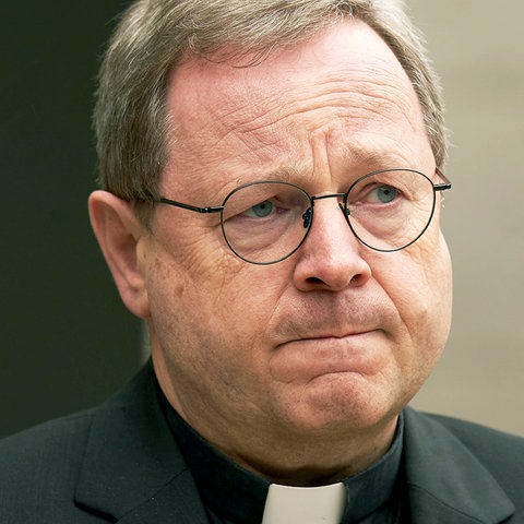 Der Limburger Bischof Bätzing verzieht das Gesicht.