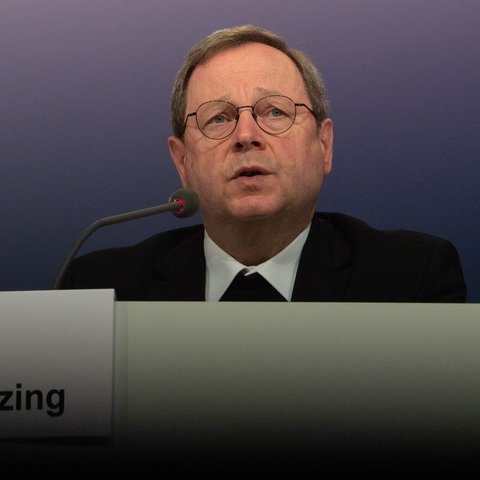Bischof Bätzing spricht bei der Synodalversammlung in Frankfurt