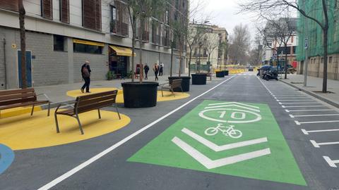 Viel Platz für Fuß- und Radverkehr: Eine umgestaltete Straße in einem Superblock in Barcelona.
