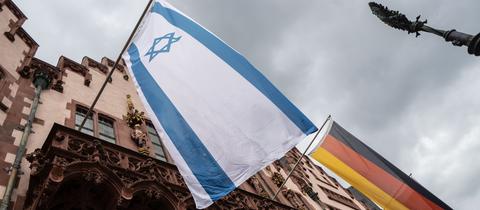 Beflaggung am Frankfurter Römer mit den Flaggen Israels und Bundesrepublik Deutschland.