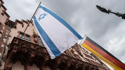 Beflaggung am Frankfurter Römer mit den Flaggen Israels und Bundesrepublik Deutschland.