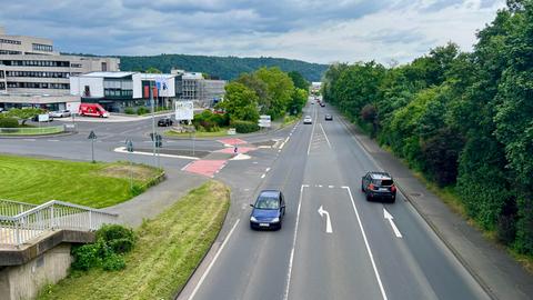 Blick auf Straße von Brücke