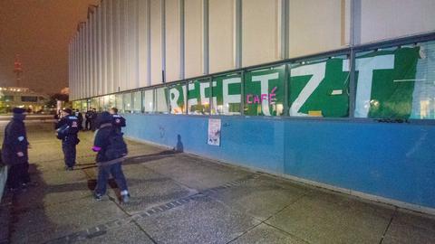 Die Polizei hat die Besetzung der ehemaligen Kunst-Bibliothek an der Uni Frankfurt seit Samstag beobachtet.