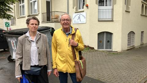 Frau und Mann vor einem Pflegeheim in Bad Nauheim.