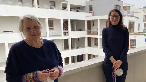 Mitglieder der Wohngemeinschaft "BeTrift" in einem Laubengang des Hauses