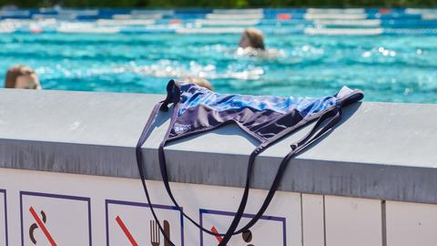 Kein Bikini mehr im Schwimmbad: Das möchte der Ausschuss für Frauen, Gleichstellung und Sicherheit in Wiesbaden.