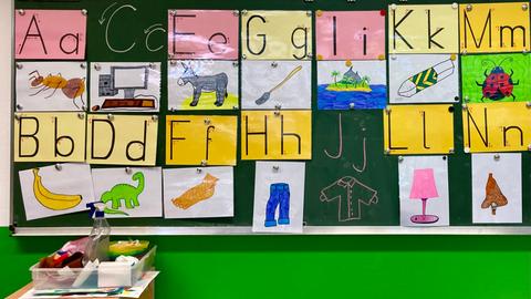 Tafel mit bunten Buchstaben des Alphabets in der Intensivklasse der Frankfurter Kerschensteinerschule