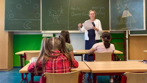 Schülerinnen der Intensivklasse der Kerscheinsteinerschule mit der Lehrerin vor der Tafel