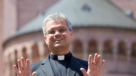 Bentz steht vor dem Mainzer Dom, wo er zuvor Weihbischof war.