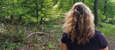 Frau mit wehenden Haaren von hinten