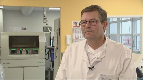 Andreas Opitz, Ärztlicher Leiter des DRK-Blutspendedienstes in Kassel. Er trägt eine Brille und einen weißen Arztkittel.