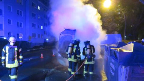 In Steinbach (Hochtaunus) stehen Container nach einer Brandserie in Flammen.