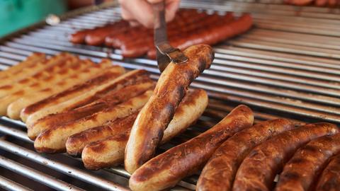 Grill mit vielen Bratwürsten