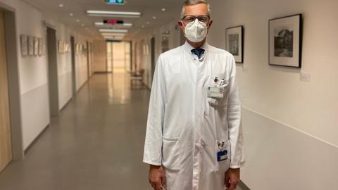 Chefarzt Marc Thill vom Frankfurter Brustzentrum steht in einem Flur