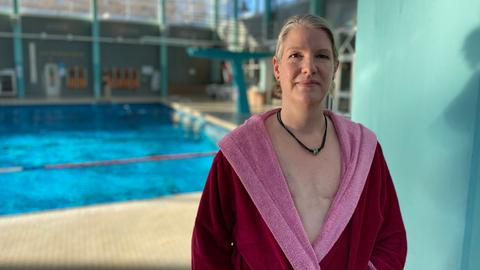 Kirsten Stewens mit Bademantel in einem Hallenbad