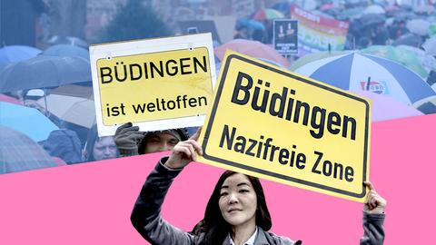 Eine Frau hält ein Schild hoch, auf welchem steht: "Büdingen - Nazifreie Zone", dahinter ein weiteres Schild, das aus einer Menschenmenge ragt: "Büdingen ist weltoffen".