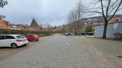 Altstadt-Parkplatz in Büdingen. Im Hintergrund die historische Stadtmauer.