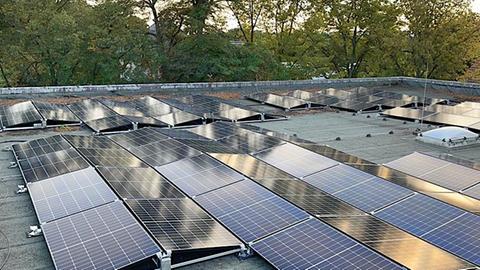 Solarmodule sind auf dem Dach der Schule befestigt.