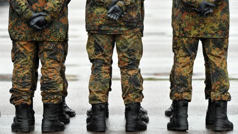 Soldaten der Bundeswehr stehen nebeneinander
