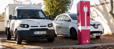 Zwei Elektroautos mit Aufschrift "Dorfbeweger"