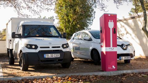 Zwei Elektroautos mit Aufschrift "Dorfbeweger"