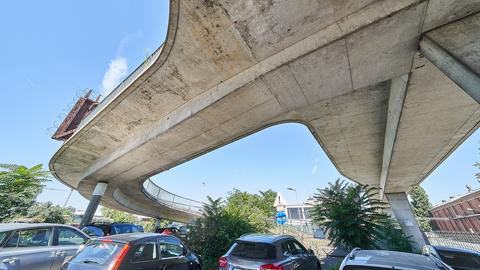 Autos fahren unter der maroden Cassellabrücke 