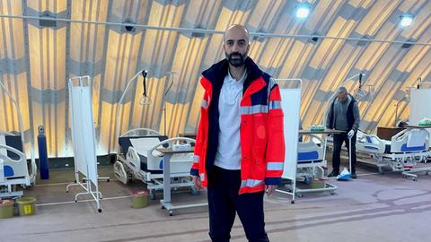 Cihan Çelik steht in einem Feldkrankenhaus in der türkischen Erdbebenregion. 