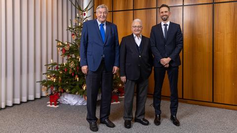 Rolf Müller (v. l.), Armin Clauss und Florian Hager stehen vor einem Weihnachtsbaum.