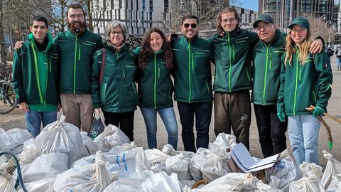 Erst sammeln, dann wiegen. Rund 735 Kilo Müll allein am Hafenpark und am Mainufer