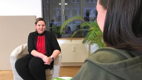 Coach Verena Bettermann im Gespräch mit Sophie Jost.