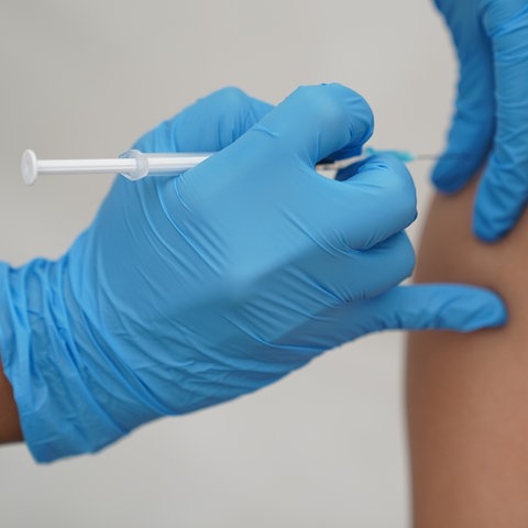 Eine Frau wird beim Hausarzt gegen das Coronavirus geimpft. 