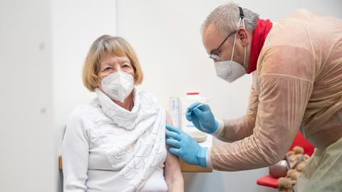Eine Seniorin wird gegen das Coronavirus geimpft